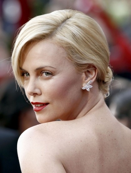 Foto Charlize Theron practica Pilates y Yoga