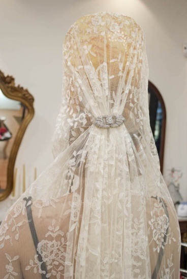 Foto Cuarto paso en la colocación de la mantilla y peineta españolas