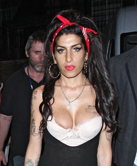 Foto Amy Winehouse con su look particular visión de lo que es una pin up