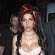 Ir a la foto Amy Winehouse con su look particular visión de lo que es una pin up