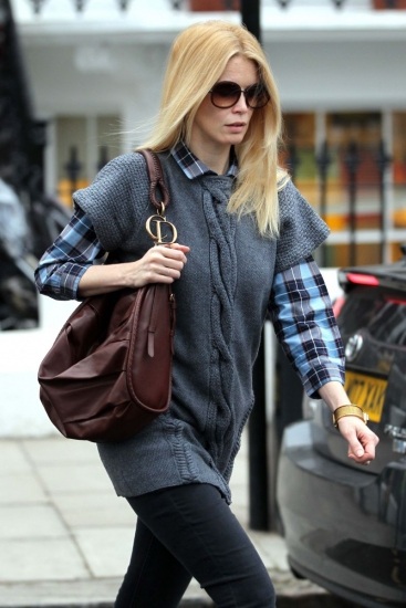 Foto Claudia Schiffer con grandes gafas en Londres