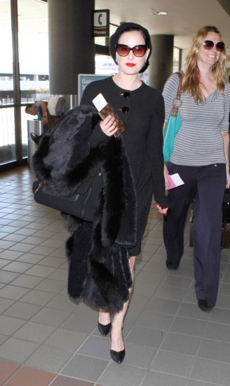 Foto Dita Von Teese con gafas cat eye