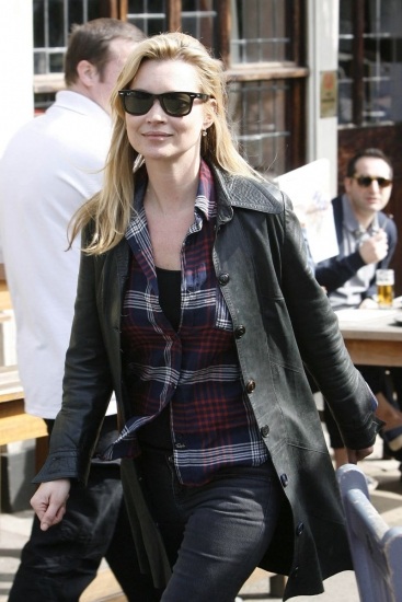 Foto Kate Moss es fiel al modelo Wayfarer de RayBan