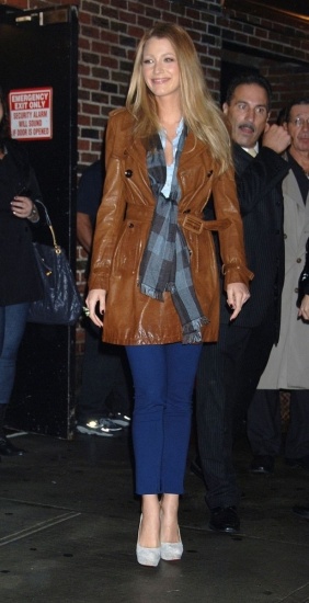 Foto Blake Lively con tacones y pantalones