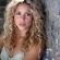 Ir a la foto Shakira con el pelo rizado