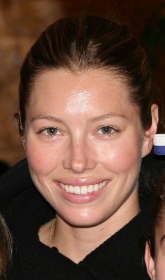Foto Jessica Biel muy sonriente y sin maquillar