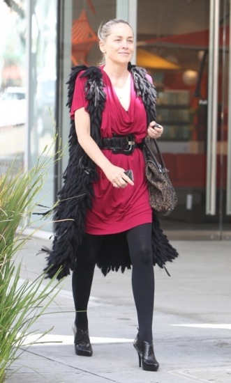 Foto Sharon Stone pasea por las calles de su ciudad con un look muy natural