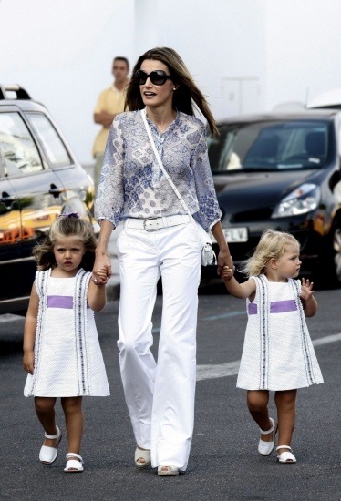 Foto Doña Letizia Ortiz, con complementos en blanco