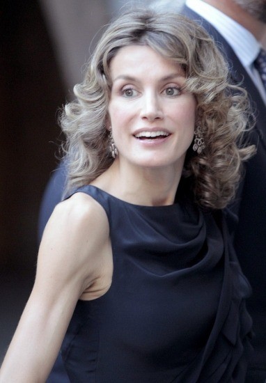 Foto Doña Letizia Ortiz, con pendientes y el cabello rizado