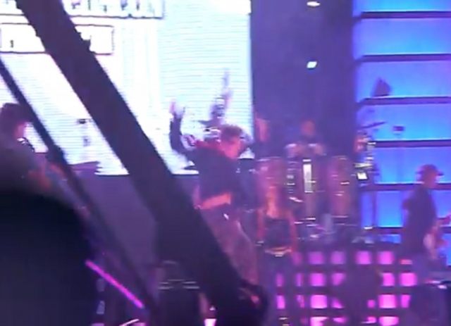 Foto Caída de David Bisbal durante un concierto