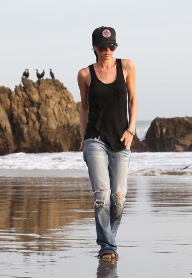 Foto Victoria Beckham, con gorra y pelo corto