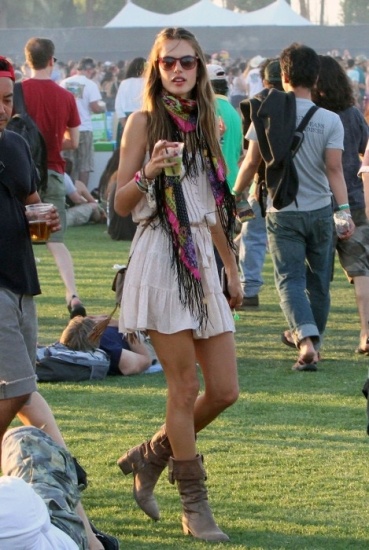 Foto Alessandra Ambrosio opta por un look informal para un festival de música Foto Alessandra Ambrosio opta por un look informal para un festival de música