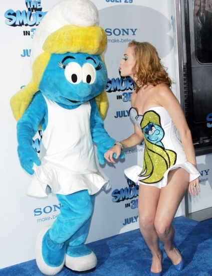 Foto Katy Perry junto a Pitufina, ante el photocall