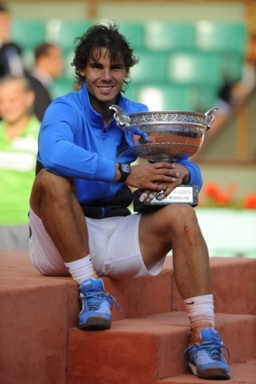 Foto Rafa Nadal, muy sonriente con su trofeo