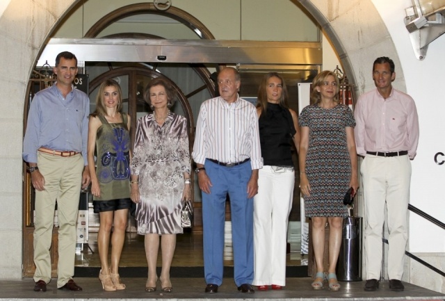 Foto La Princesa de Asturias luce piernas con un original vestido verde oliva