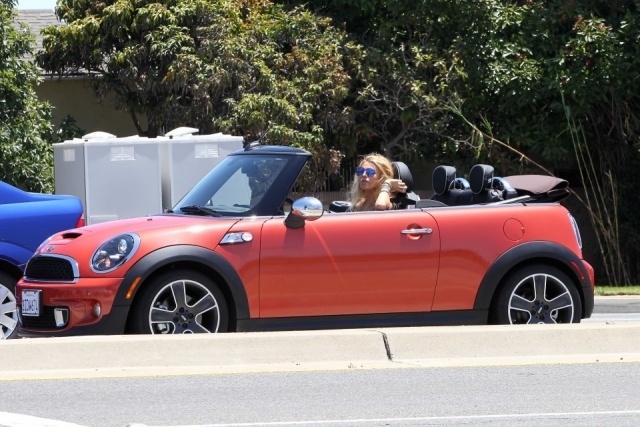 Foto Blake Lively pone estilo hasta en su coche
