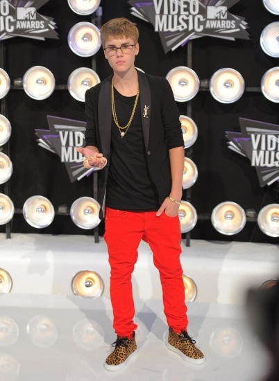 Foto Justin Bieber apareció con una miniserpiente viva en una gala