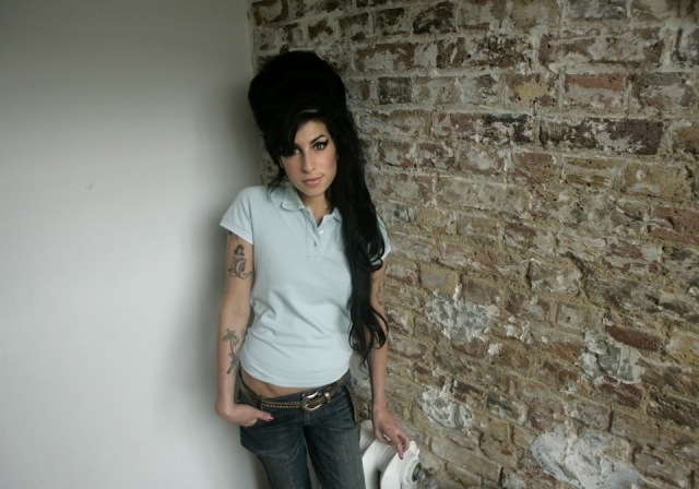 Aprende a hacerte el peinado colmena al estilo Amy Winehouse   MujerdeElite