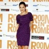 Elena Anaya, con vestido morado y peep toes verdes