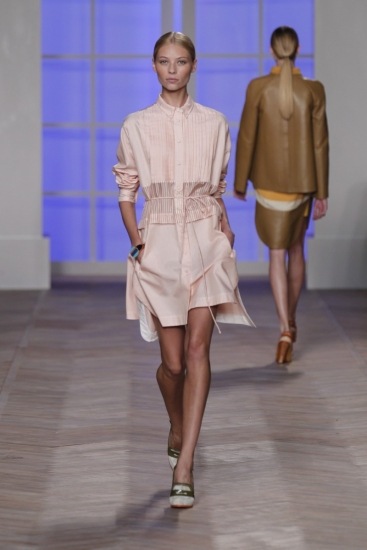 Foto Tommy Hilfiger y sus vestidos más femeninos