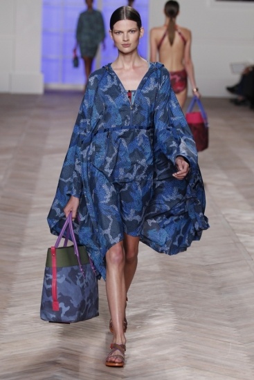 Foto Tommy Hilfiger y sus vestidos con volumen