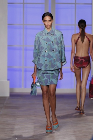 Foto Tommy Hilfiger reincorpora el camuflaje al traje de chaqueta