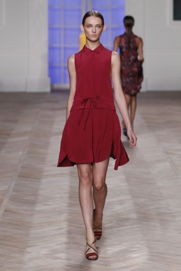 Foto Tommy Hilfiger y el rojo burdeos