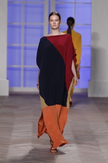 Foto Tommy Hilfiger apuesta por vestidos flojos