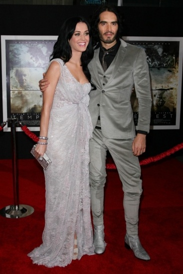 Foto Katy Perry, fantástica con vestido largo de encaje en gris perla