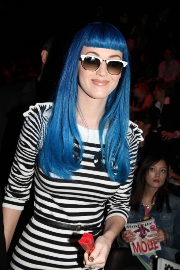 Foto Katy Perry, rayada y con peluca azul