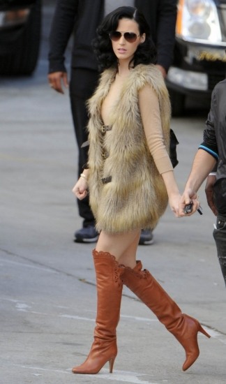 Foto Katy Perry con botas de mosquetero y chaleco de pelo
