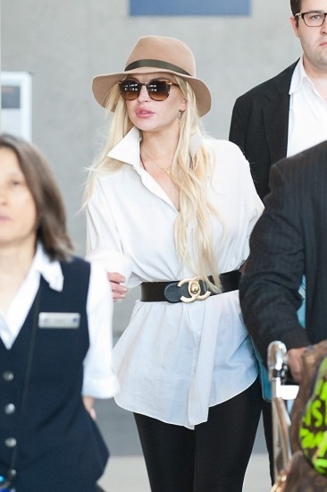 Foto Lindsay Lohan con camisa blanca estilo masculino