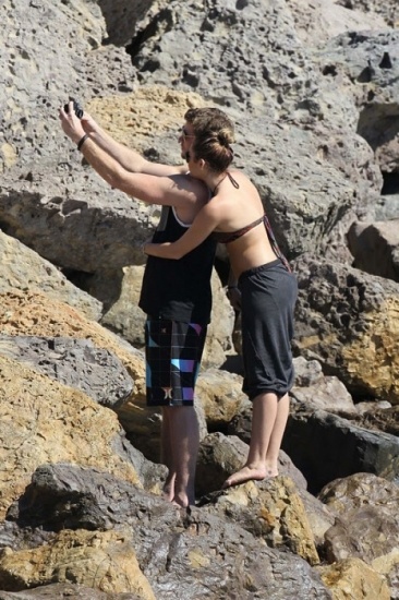 Foto Miley Cyrus se tatúa una calavera Foto Miley Cyrus se tatúa una calavera