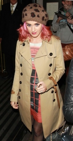 Foto Katy Perry con gorro de estampado animal