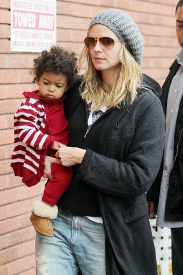 Foto Heidi Klum con gorro de punto gris