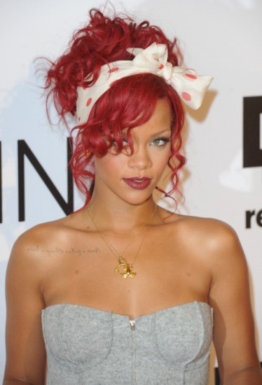 Foto Rihanna y su lazo con estampado de topos
