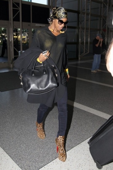 Foto Kelly Rowland cubre su cabeza con un pañuelo al estilo pirata
