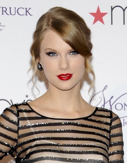 Foto Taylor Swift maquilla sus labios en rojo intenso