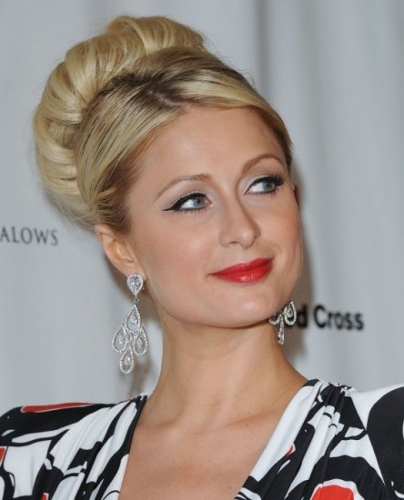 Foto Paris Hilton con labios en rojo pasión