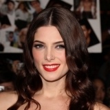 Ashley Greene, muy sexy con labios rojos