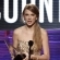 Ir a la foto Taylor Swift y su coleta baja ladeada en los American Music Awards 2011