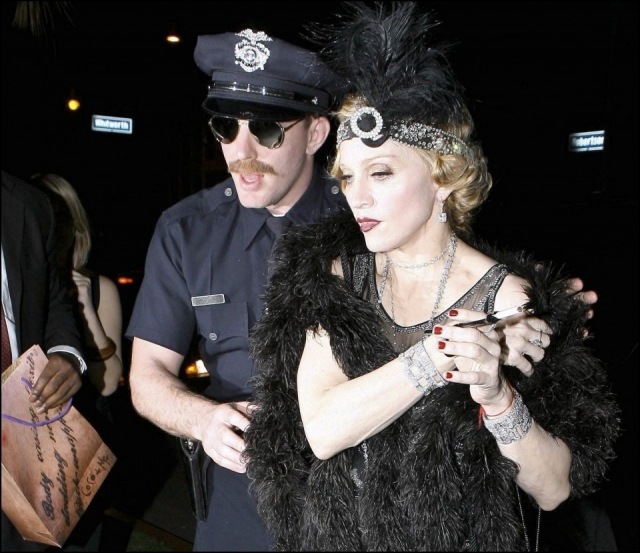 Foto Madonna con la pulsera roja de la Kabbalah