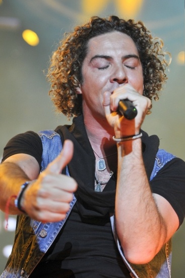Foto David Bisbal y sus colgantes y collares de la suerte