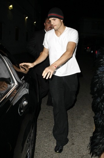 Foto Ashton Kutcher con la pulsera de la Kabbalah