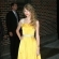 Ir a la foto Taylor Swift, romántica en amarillo