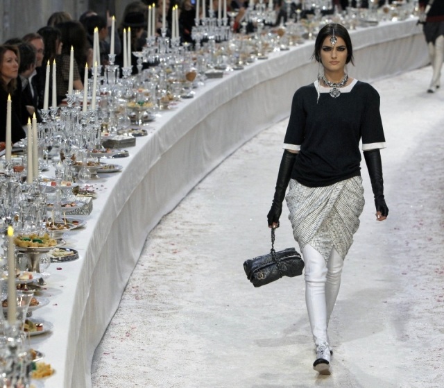 Foto Diseño en blanco y negro de la colección ParísBombay del diseñador Karl Lagerfeld para Chanel