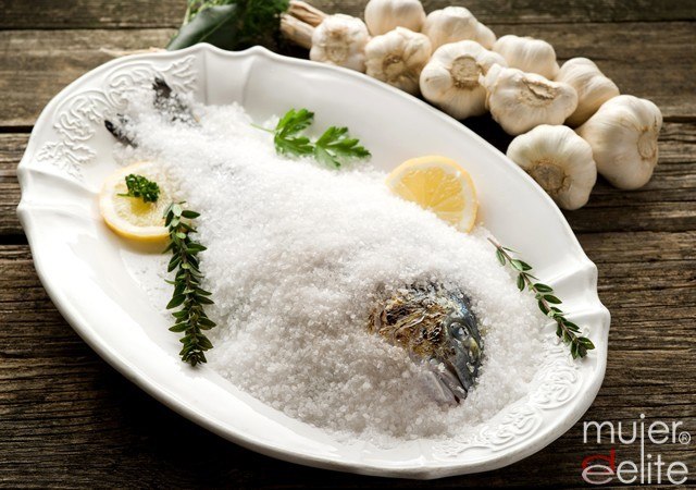 Foto Dorada en costra de sal, receta de Navidad baja en calorías apta para la dieta Dukan