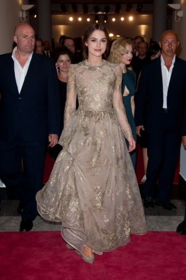 Foto Keira Knightley con vestido largo de encaje en tonos dorados