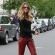 Ir a la foto Elle Macpherson con pantalones pitillo de cuero en rojo