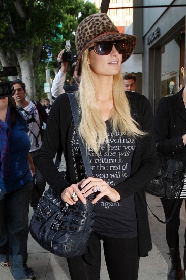 Foto Paris Hilton y su sombrero animal print